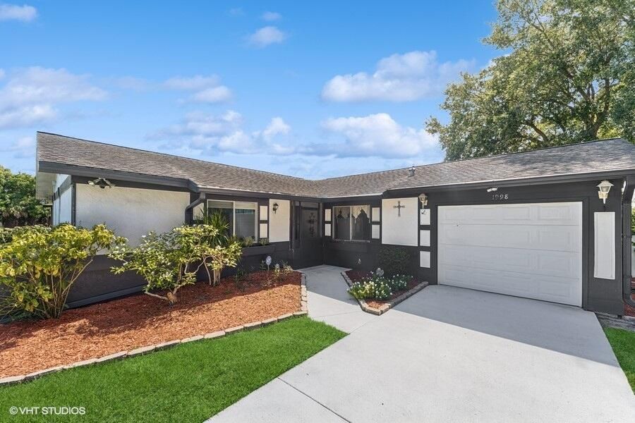 Active With Contract: $325,000 (3 beds, 2 baths, 1208 Square Feet)