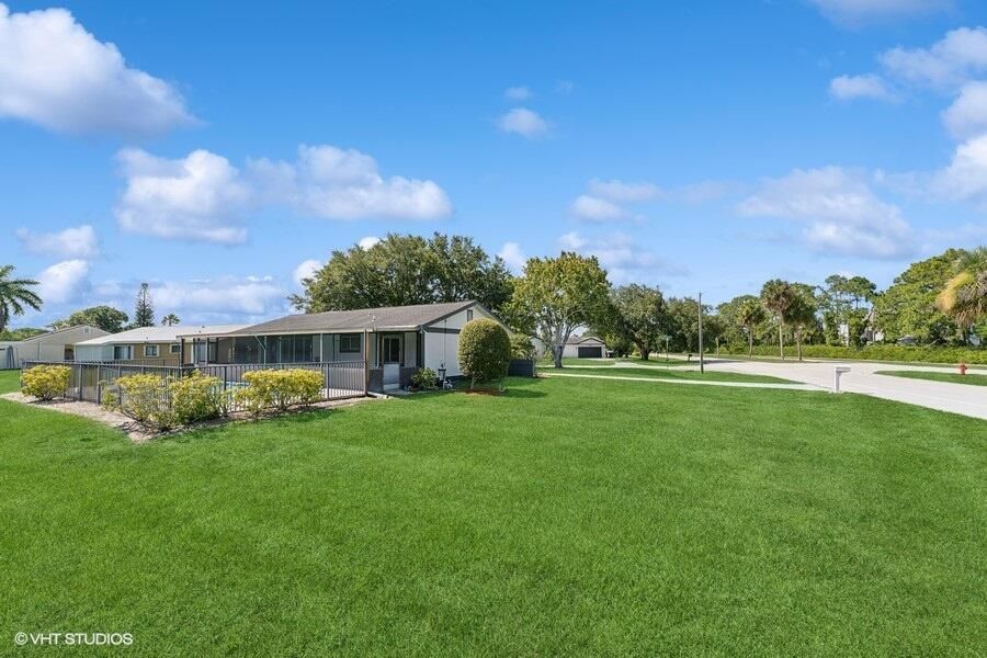 Active With Contract: $325,000 (3 beds, 2 baths, 1208 Square Feet)