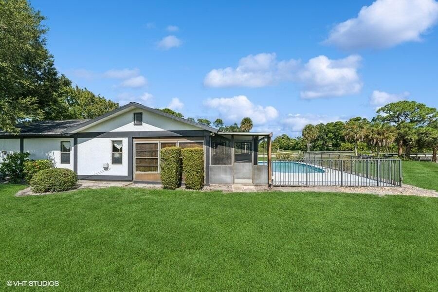 Active With Contract: $325,000 (3 beds, 2 baths, 1208 Square Feet)