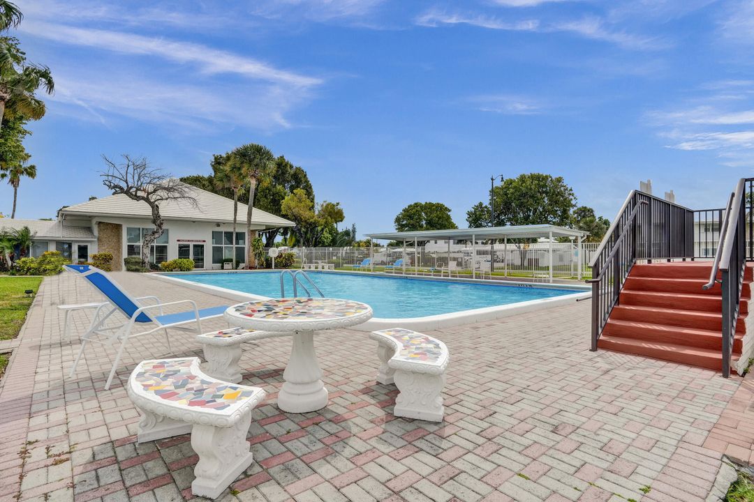 合同活跃: $185,000 (2 贝兹, 2 浴室, 962 平方英尺)