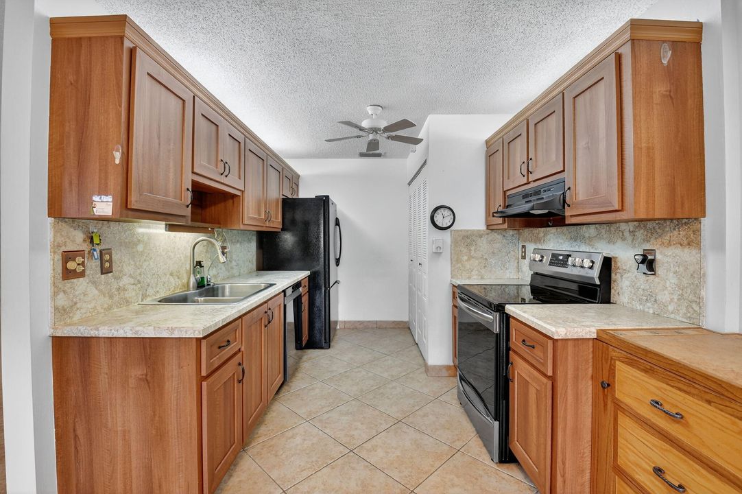 For Sale: $247,900 (2 beds, 2 baths, 1296 Square Feet)
