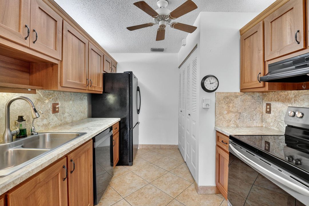 For Sale: $247,900 (2 beds, 2 baths, 1296 Square Feet)