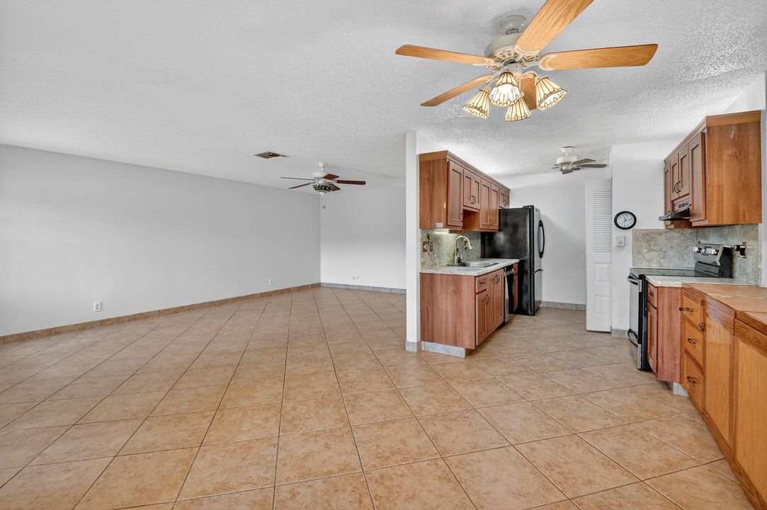For Sale: $247,900 (2 beds, 2 baths, 1296 Square Feet)