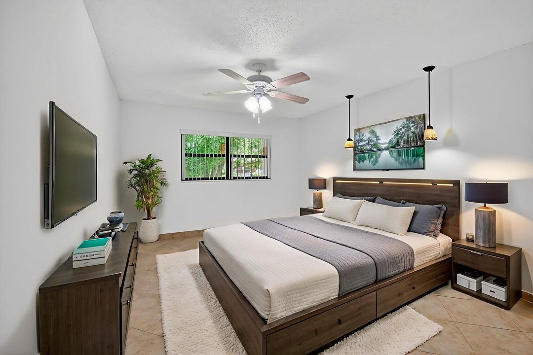 For Sale: $247,900 (2 beds, 2 baths, 1296 Square Feet)