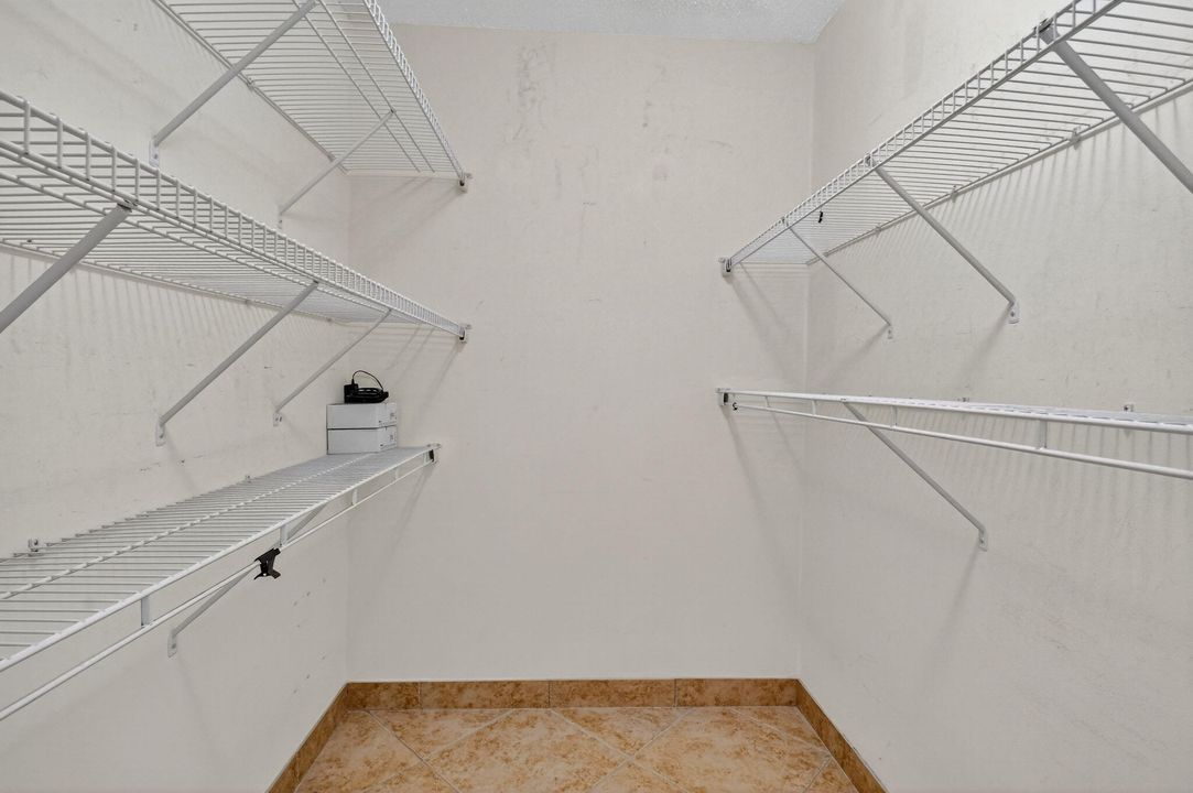 For Sale: $247,900 (2 beds, 2 baths, 1296 Square Feet)