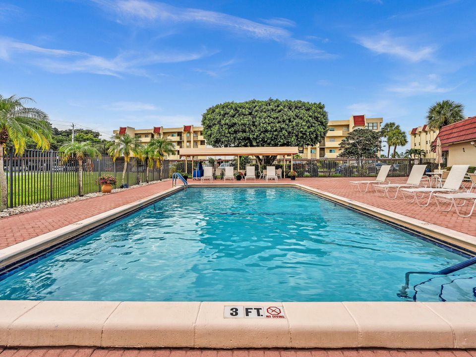 Active With Contract: $3,200 (2 beds, 2 baths, 1400 Square Feet)