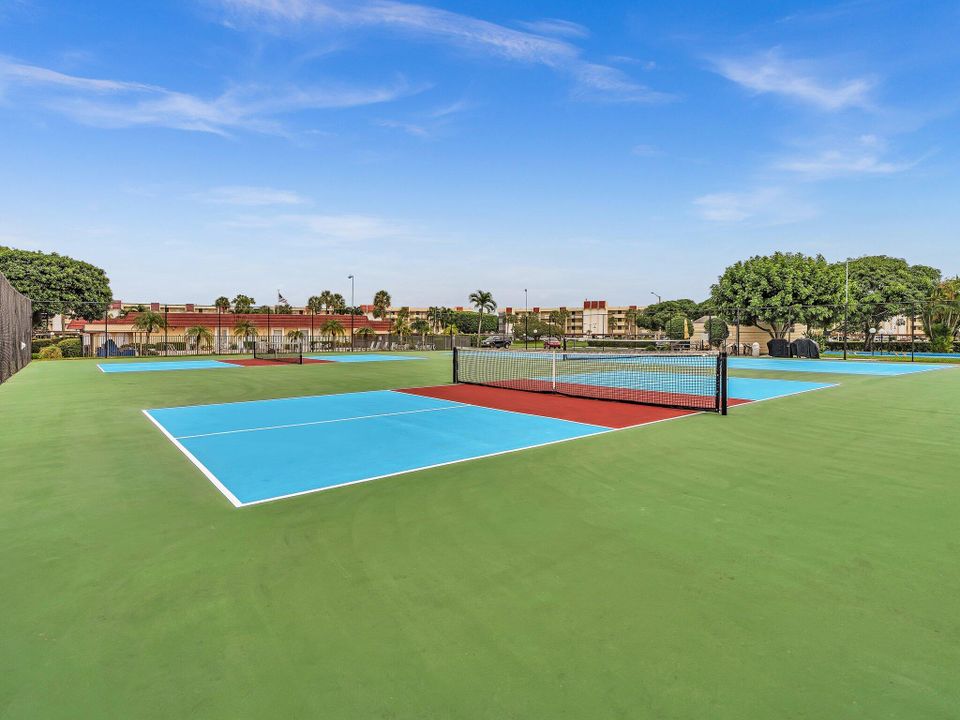 Active With Contract: $3,200 (2 beds, 2 baths, 1400 Square Feet)