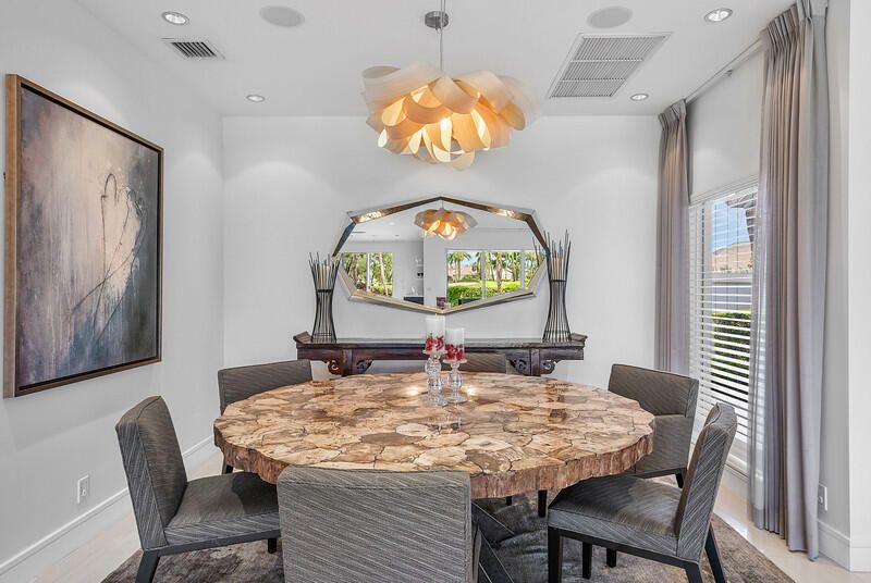 Activo con contrato: $2,600,000 (3 camas, 4 baños, 3048 Pies cuadrados)