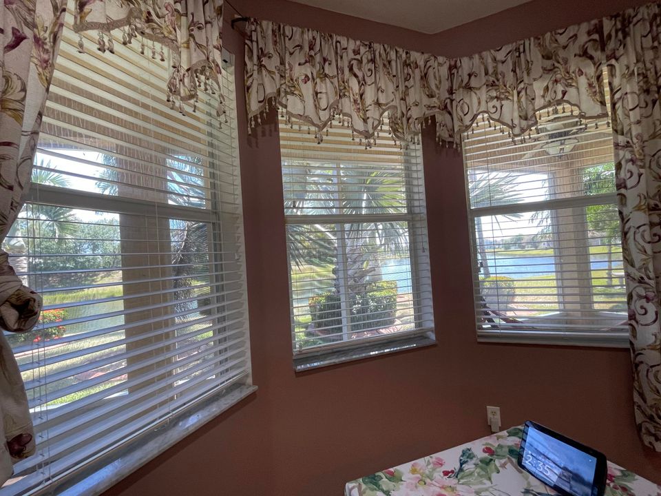 合同活跃: $265,000 (3 贝兹, 2 浴室, 1434 平方英尺)