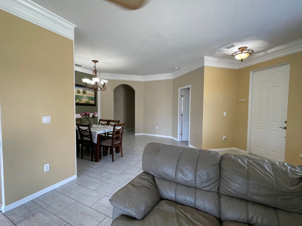 合同活跃: $265,000 (3 贝兹, 2 浴室, 1434 平方英尺)