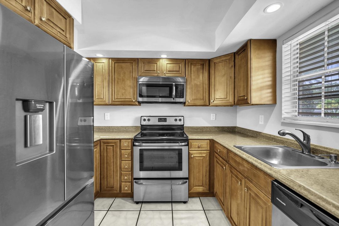 For Sale: $129,999 (1 beds, 1 baths, 795 Square Feet)