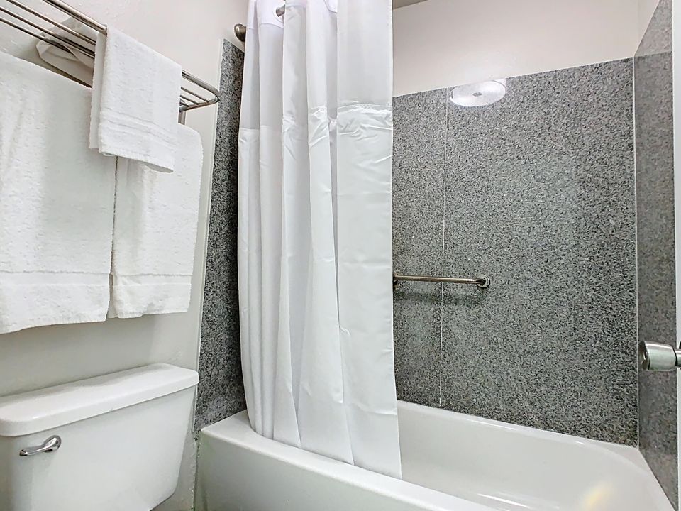 For Rent: $950 (1 beds, 1 baths, 275 Square Feet)