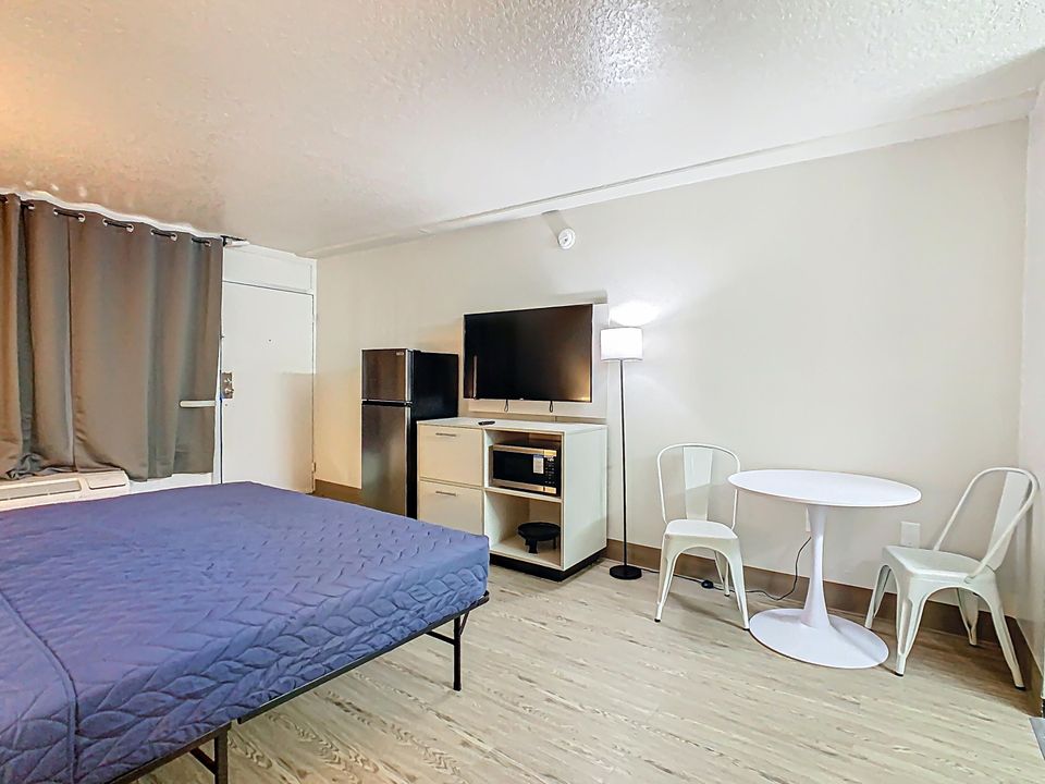 For Rent: $950 (1 beds, 1 baths, 275 Square Feet)