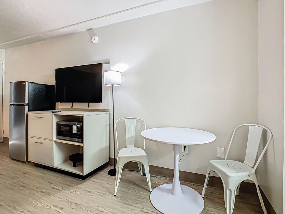 For Rent: $950 (1 beds, 1 baths, 275 Square Feet)