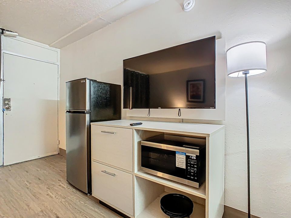 For Rent: $950 (1 beds, 1 baths, 275 Square Feet)