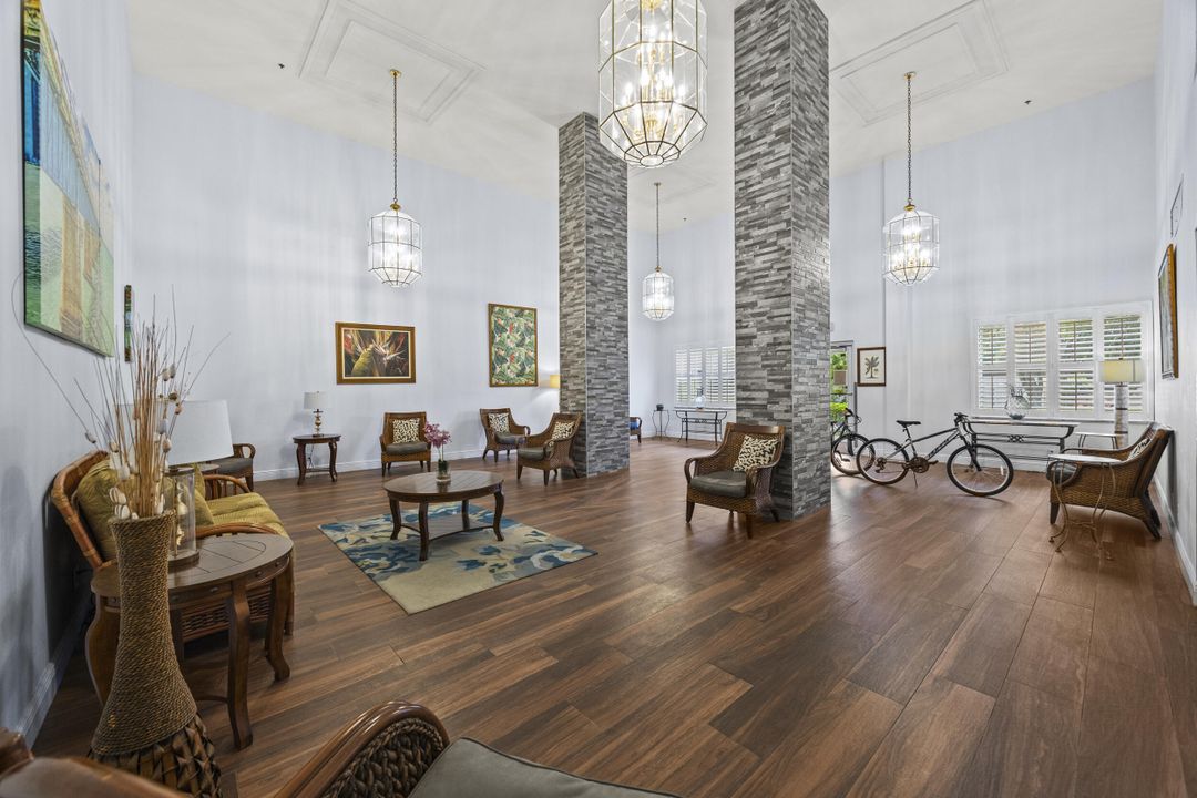 合同活跃: $280,000 (2 贝兹, 2 浴室, 1069 平方英尺)