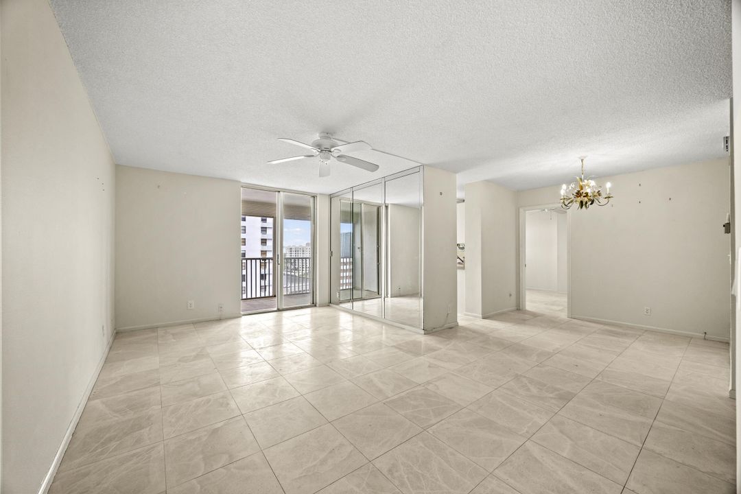 合同活跃: $280,000 (2 贝兹, 2 浴室, 1069 平方英尺)