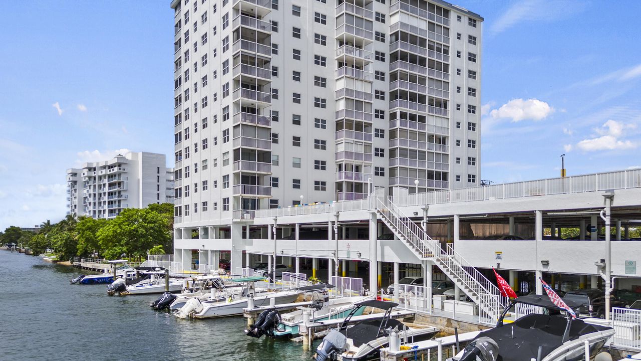 合同活跃: $280,000 (2 贝兹, 2 浴室, 1069 平方英尺)