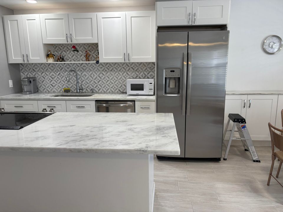 Active With Contract: $149,999 (2 beds, 1 baths, 880 Square Feet)