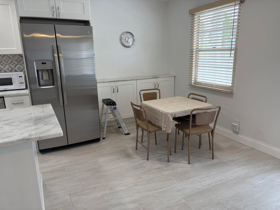 Active With Contract: $149,999 (2 beds, 1 baths, 880 Square Feet)