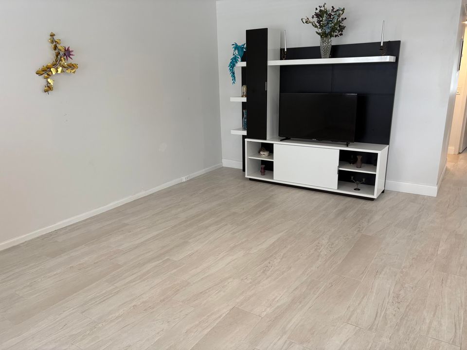 Active With Contract: $149,999 (2 beds, 1 baths, 880 Square Feet)