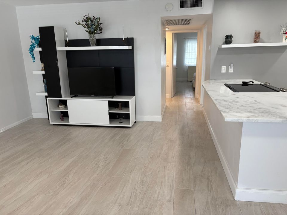 Active With Contract: $149,999 (2 beds, 1 baths, 880 Square Feet)