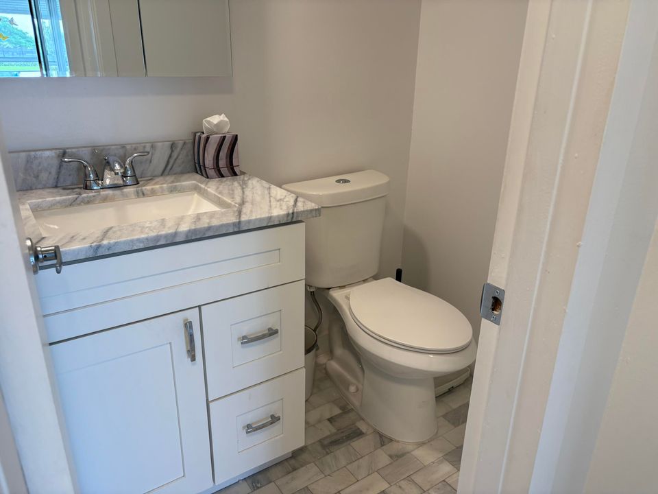 Active With Contract: $149,999 (2 beds, 1 baths, 880 Square Feet)