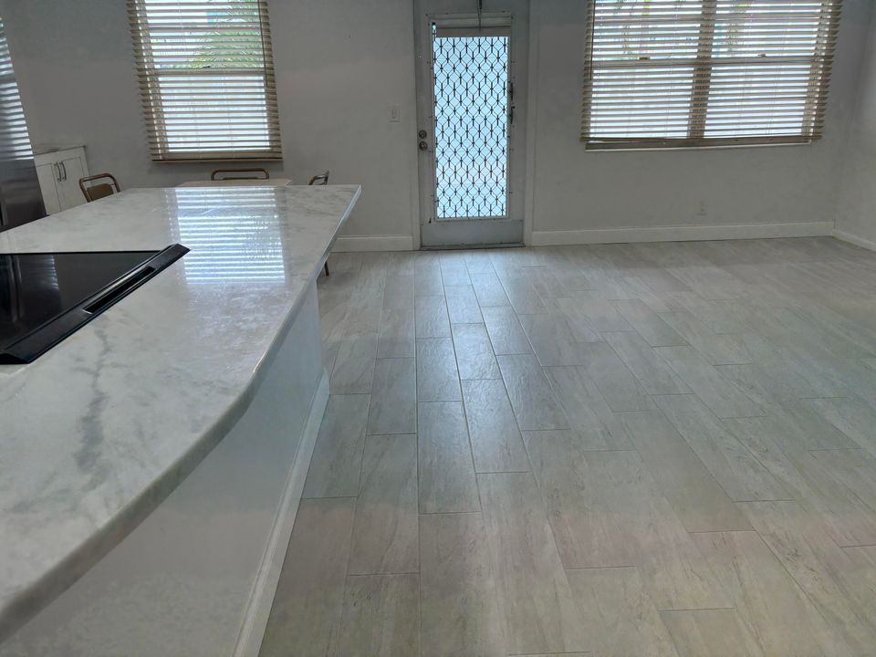 Active With Contract: $149,999 (2 beds, 1 baths, 880 Square Feet)