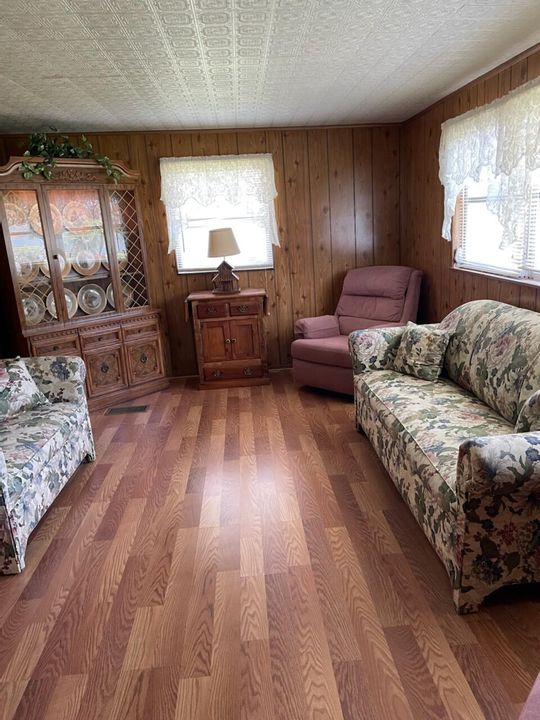 For Sale: $225,000 (2 beds, 1 baths, 1204 Square Feet)