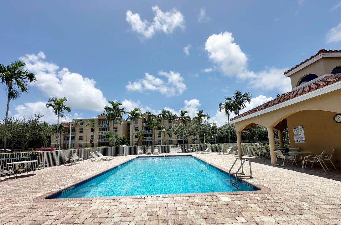 合同活跃: $309,500 (2 贝兹, 2 浴室, 1078 平方英尺)