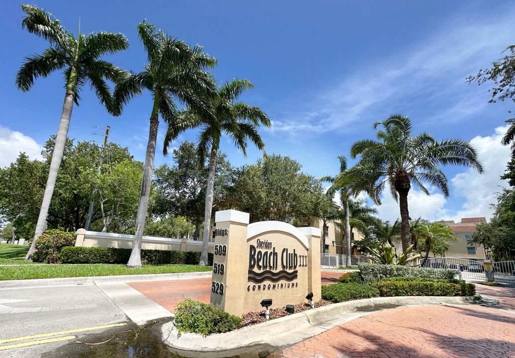 合同活跃: $309,500 (2 贝兹, 2 浴室, 1078 平方英尺)