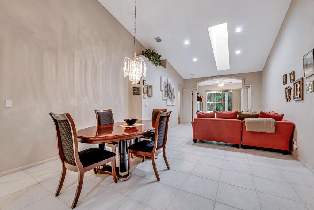 合同活跃: $3,350 (2 贝兹, 2 浴室, 1788 平方英尺)