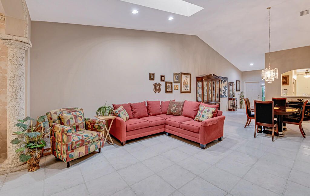 合同活跃: $3,350 (2 贝兹, 2 浴室, 1788 平方英尺)