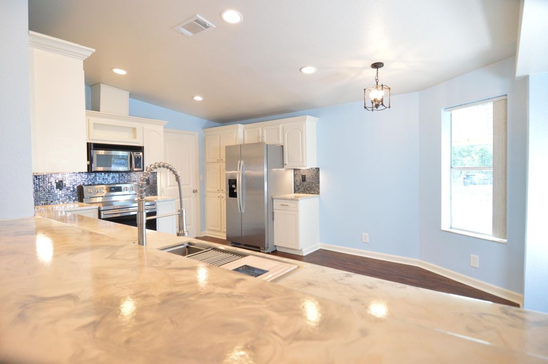 合同活跃: $350,000 (3 贝兹, 2 浴室, 1910 平方英尺)