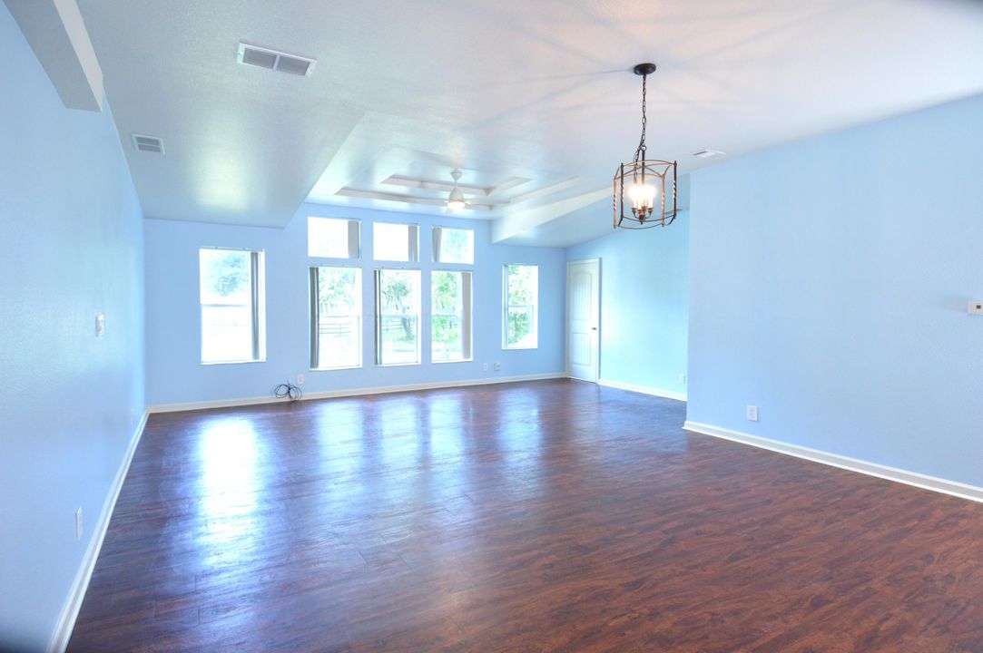 合同活跃: $350,000 (3 贝兹, 2 浴室, 1910 平方英尺)