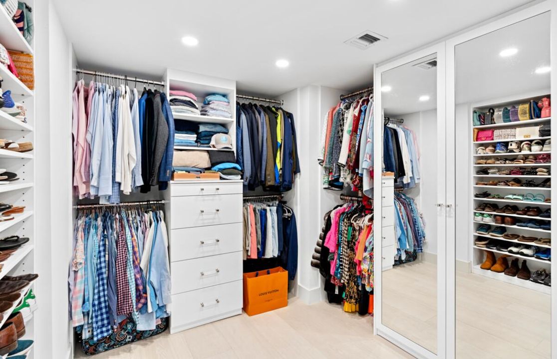 For Sale: $2,675,000 (3 beds, 3 baths, 2021 Square Feet)