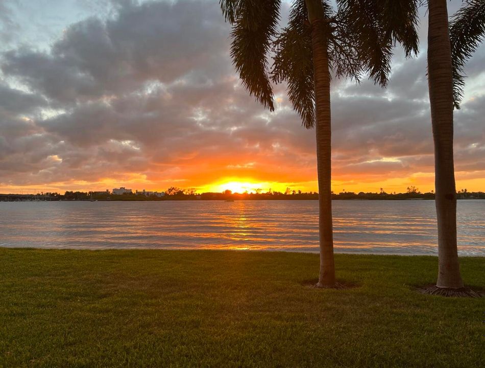 For Sale: $2,675,000 (3 beds, 3 baths, 2021 Square Feet)