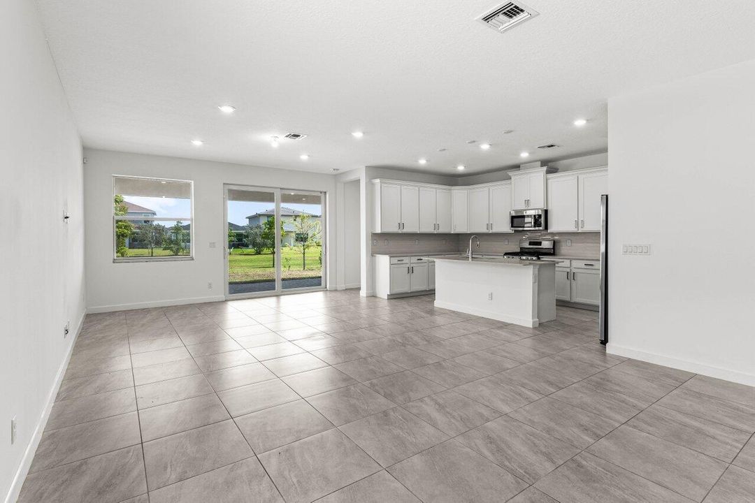 出租: $4,100 (3 贝兹, 2 浴室, 2179 平方英尺)