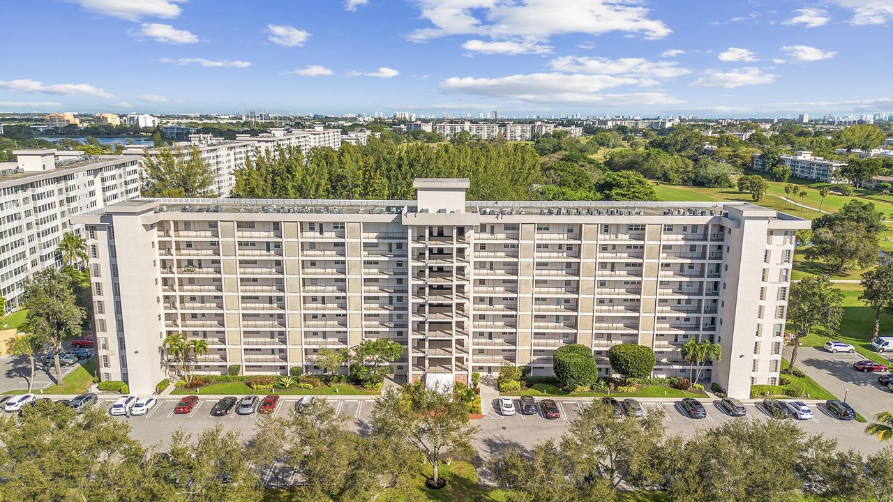 Под контрактом: $135,000 (2 спален, 2 ванн, 1100 Квадратных фут)