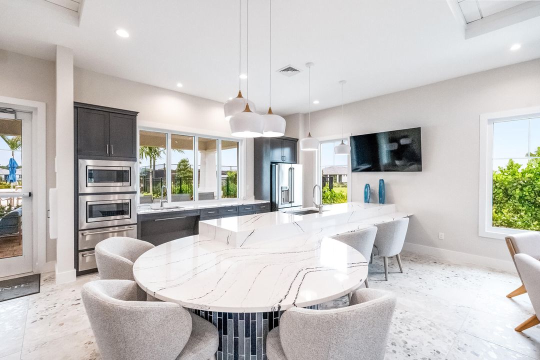 Под контрактом: $825,000 (3 спален, 3 ванн, 2483 Квадратных фут)