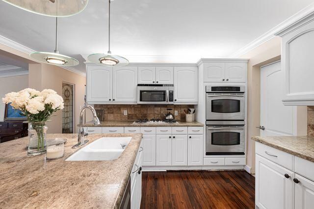 Active With Contract: $2,600,000 (3 beds, 2 baths, 1723 Square Feet)