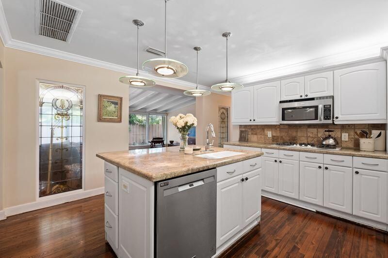 Active With Contract: $2,600,000 (3 beds, 2 baths, 1723 Square Feet)