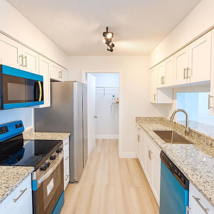 最近售出: $229,000 (2 贝兹, 2 浴室, 1037 平方英尺)