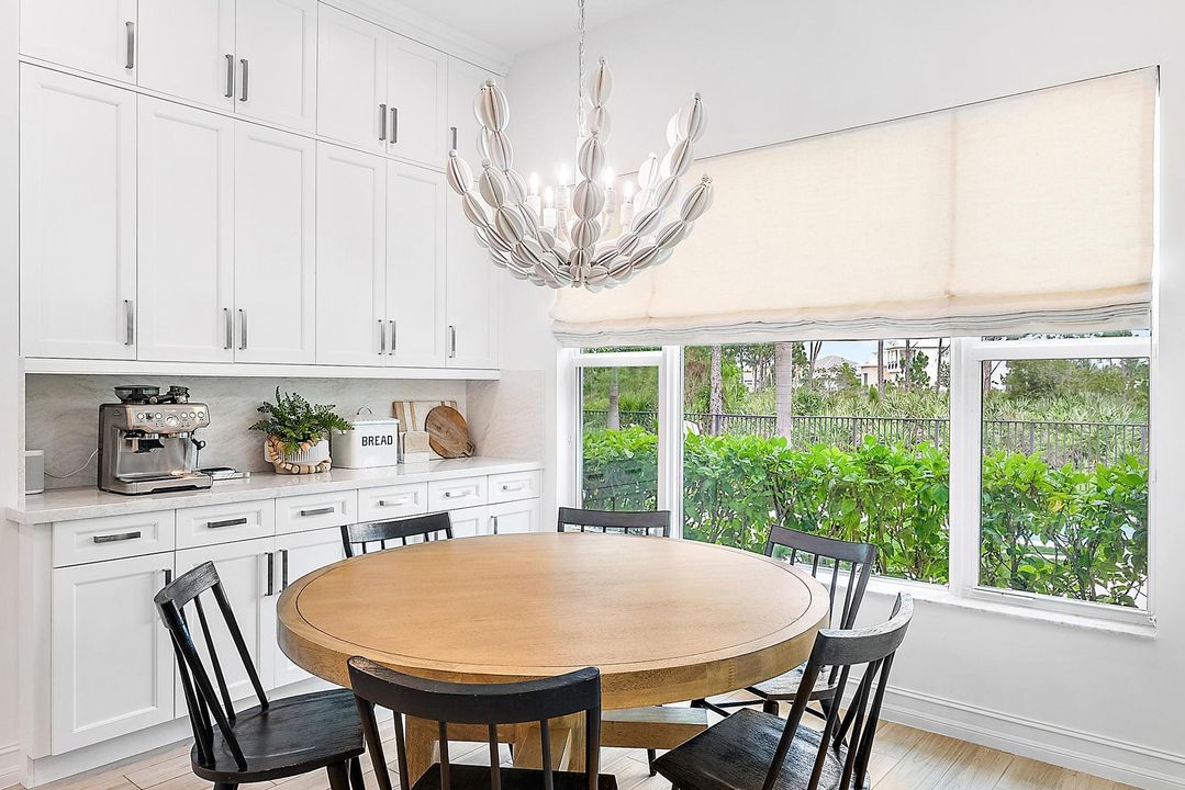 合同活跃: $3,999,990 (5 贝兹, 4 浴室, 4183 平方英尺)