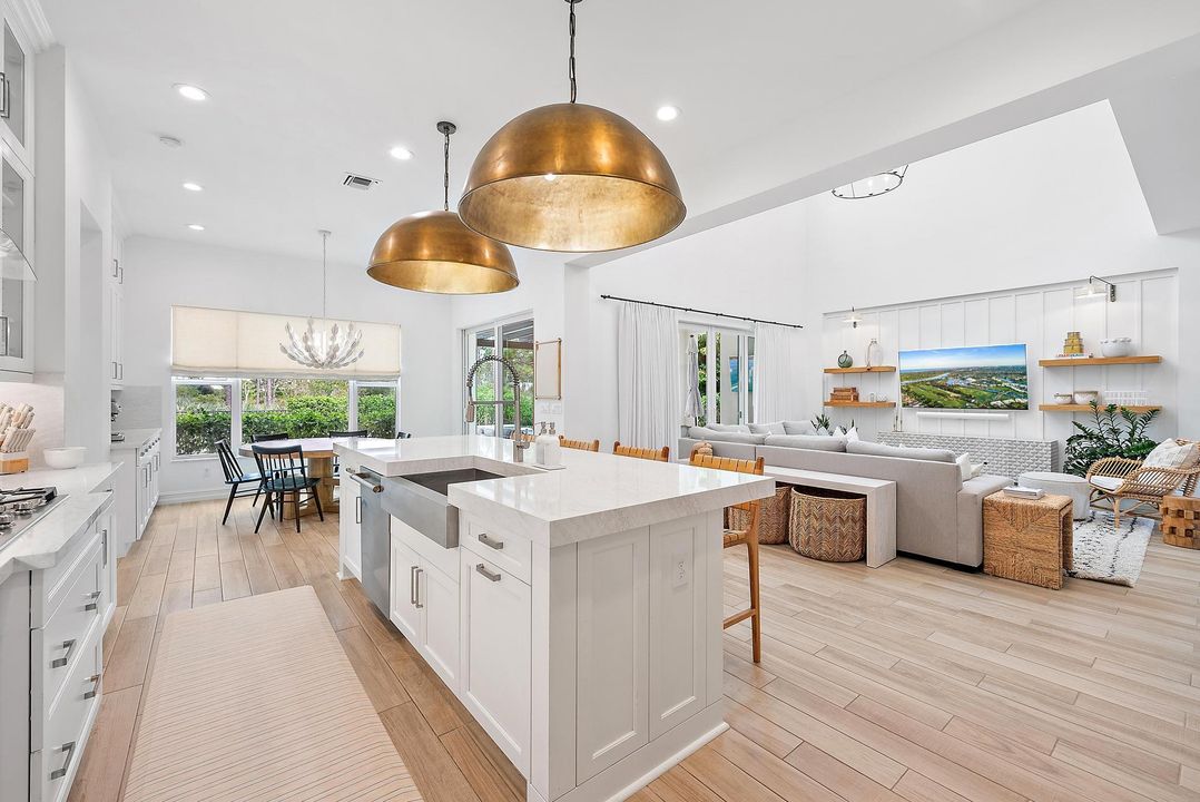 合同活跃: $3,999,990 (5 贝兹, 4 浴室, 4183 平方英尺)