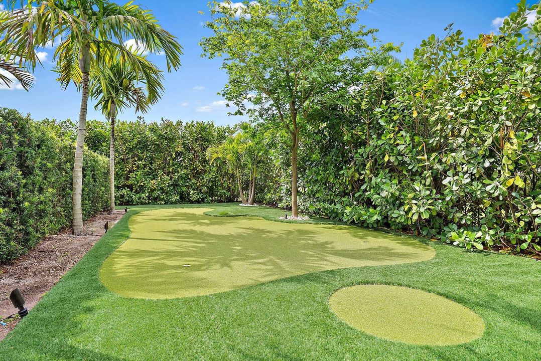 合同活跃: $3,999,990 (5 贝兹, 4 浴室, 4183 平方英尺)