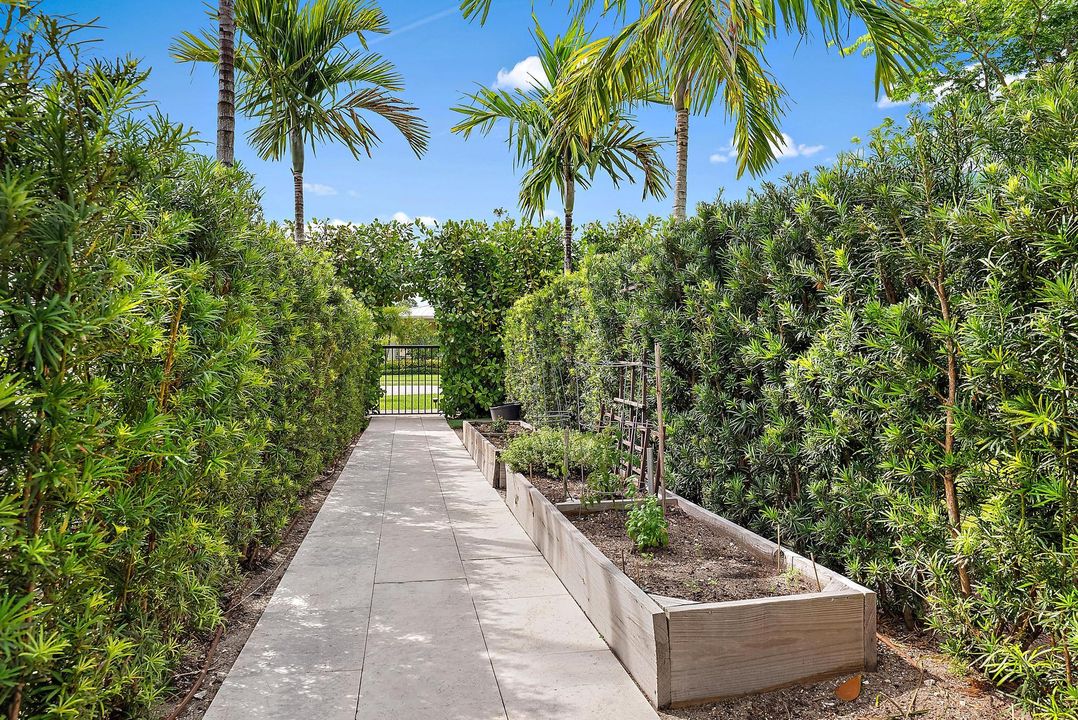 合同活跃: $3,999,990 (5 贝兹, 4 浴室, 4183 平方英尺)