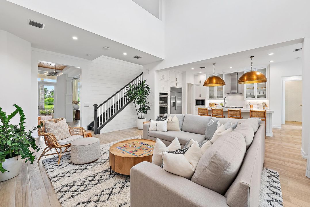 合同活跃: $3,999,990 (5 贝兹, 4 浴室, 4183 平方英尺)