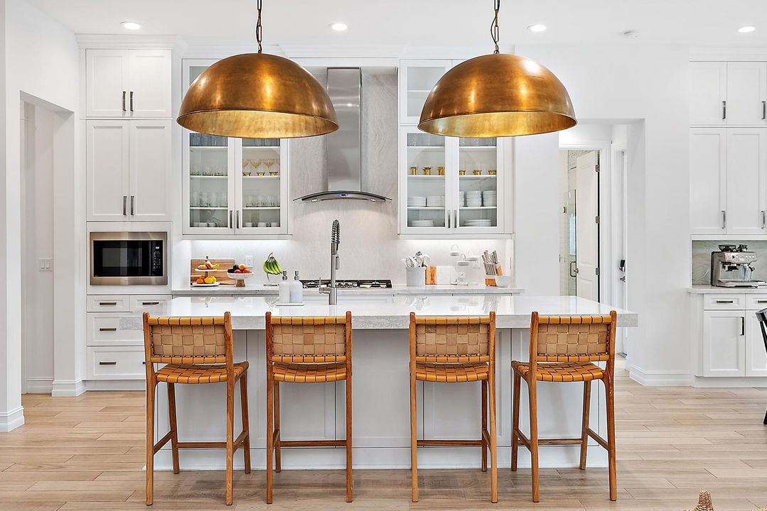 合同活跃: $3,999,990 (5 贝兹, 4 浴室, 4183 平方英尺)