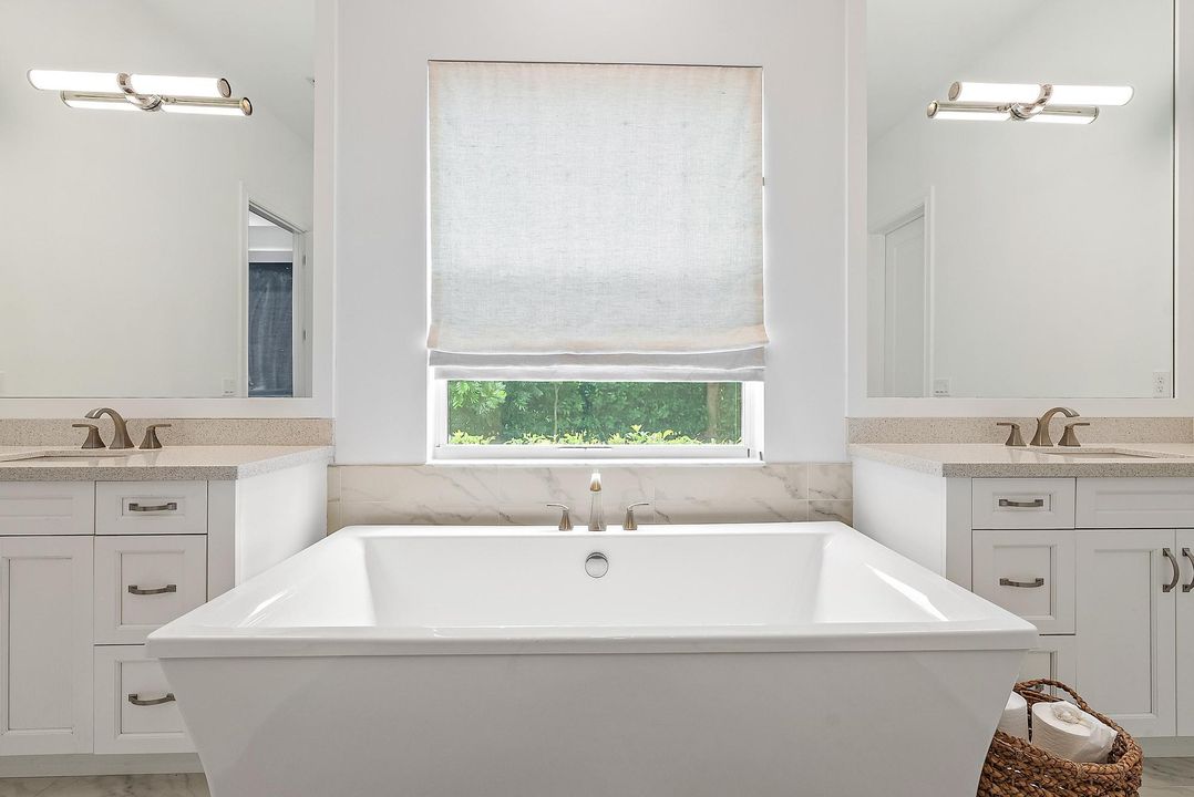 合同活跃: $3,999,990 (5 贝兹, 4 浴室, 4183 平方英尺)